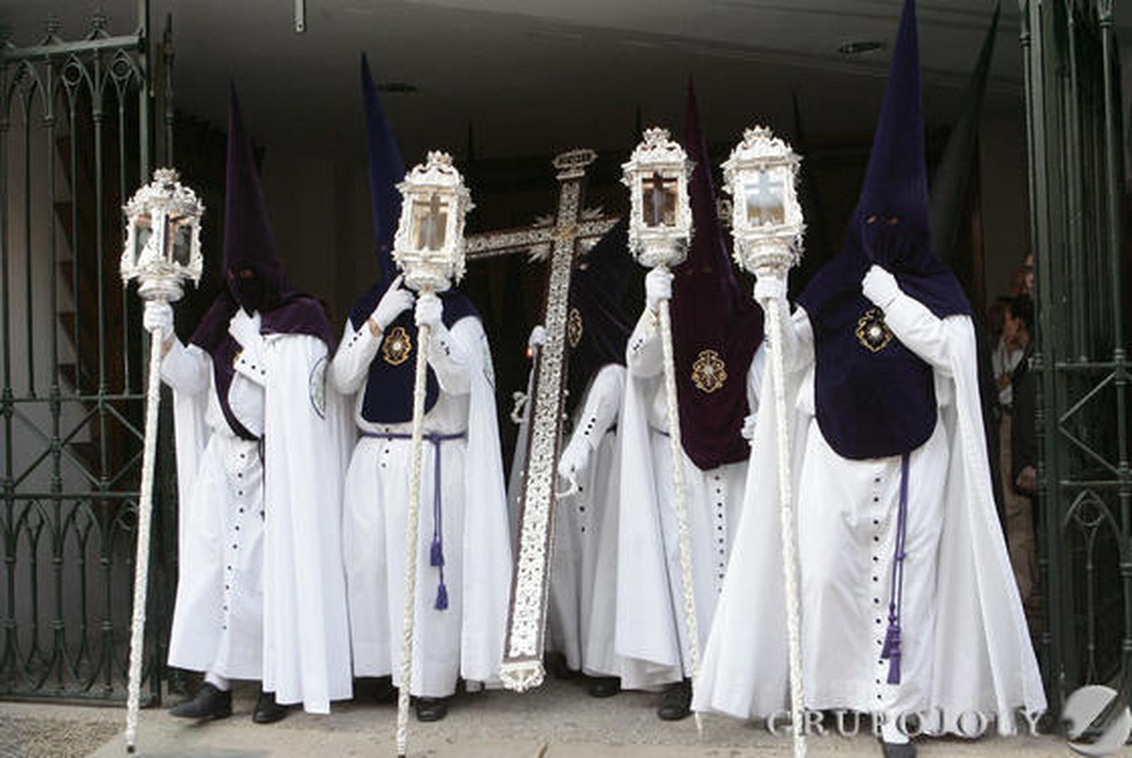 Los nazarenos de Pasión y Muerte se estrenan en la estación de penitencia de la hermandad.

Foto: B.Vargas