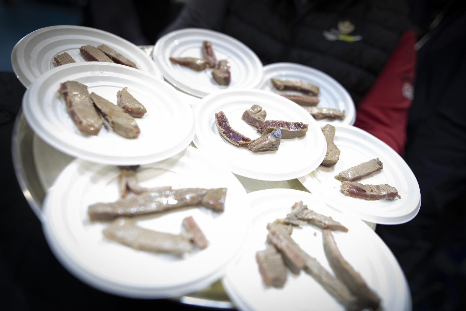 Venir, ver y comprar: las imágenes del ronqueo del atún en Granada