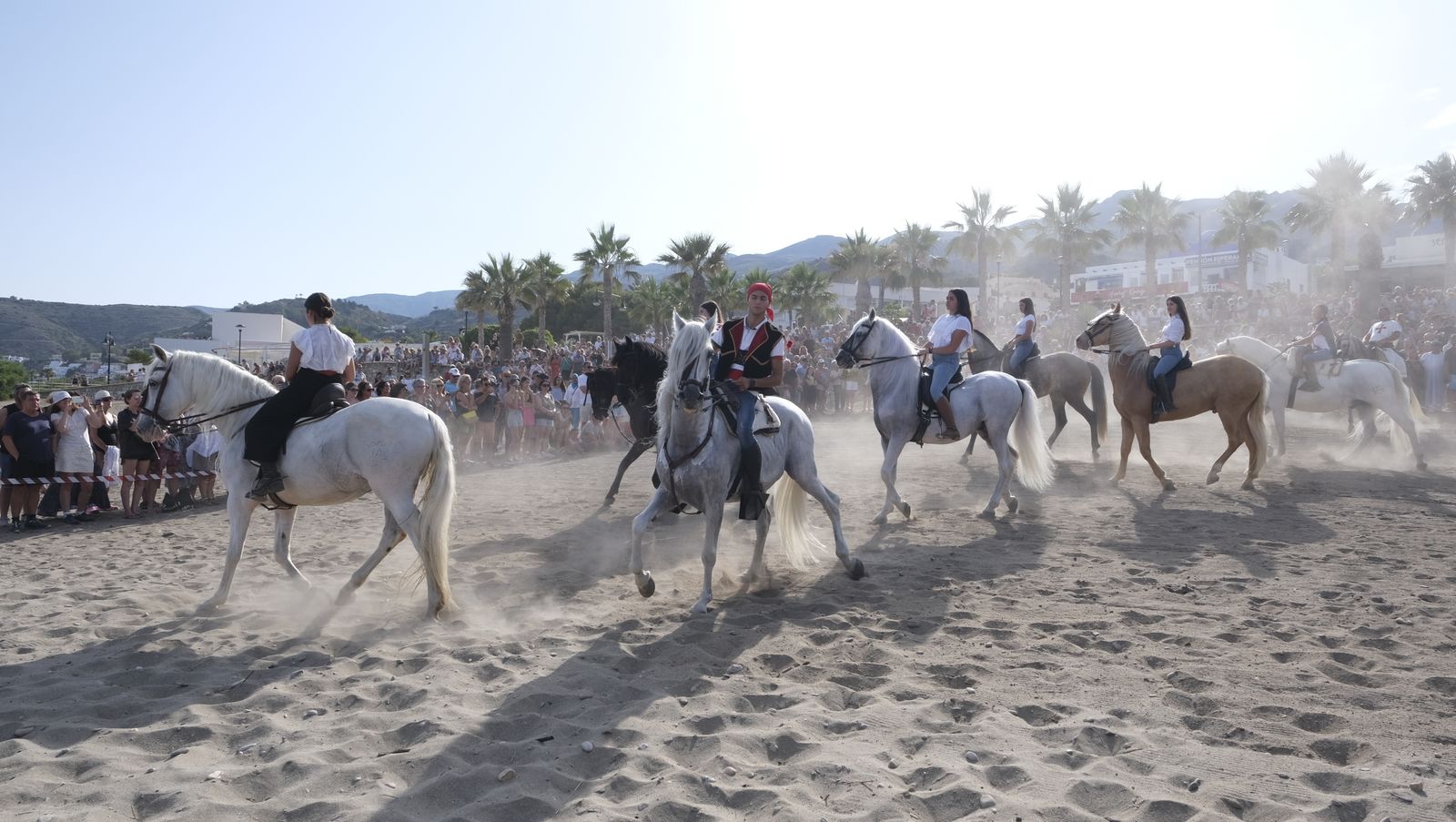 Imágenes de la carrera de cintas a caballo en las Fiestas de Moros y Cristianos de Mojácar