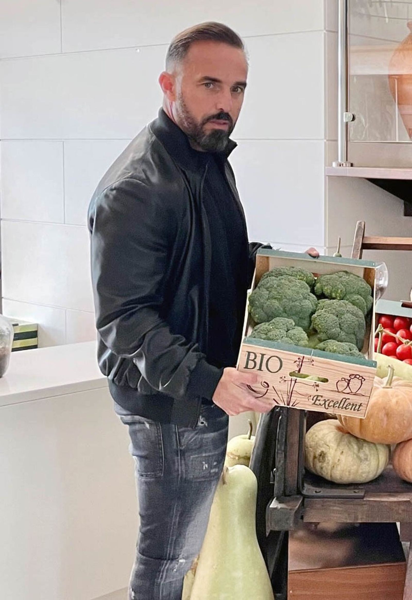 El gerente de Campojoyma, Francisco Jesús Montoya, con brócoli bio