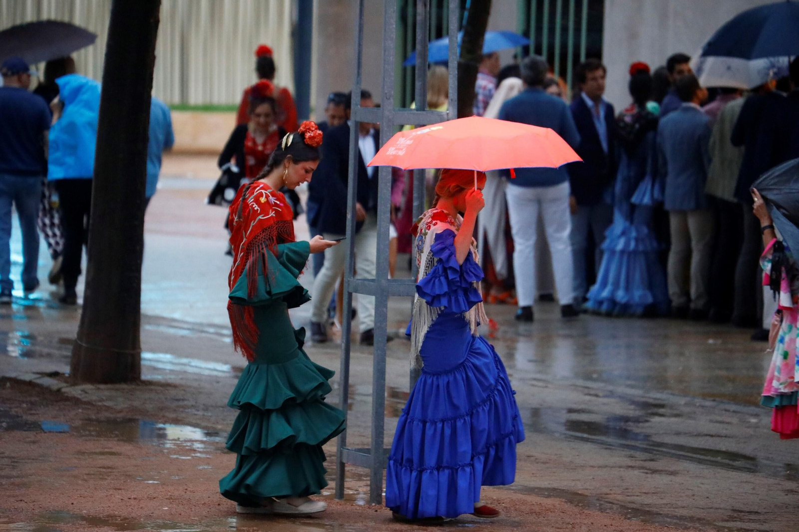La intensa lluvia de este sábado en la Feria de Córdoba, en imágenes
