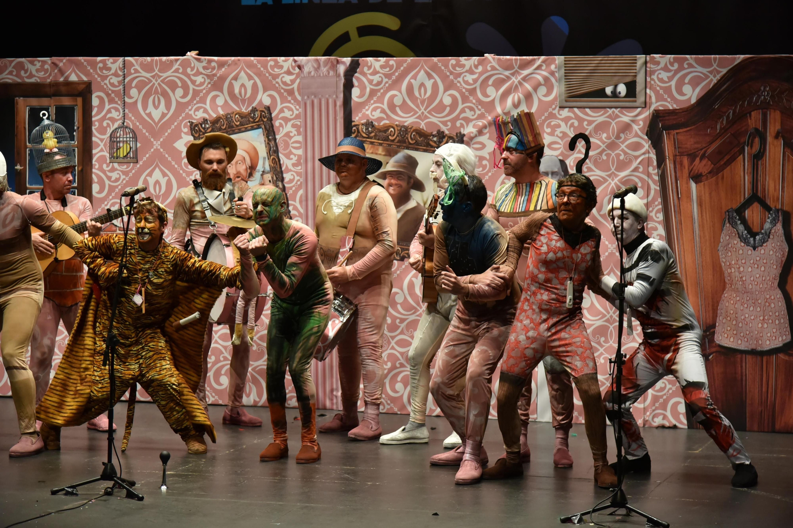 La chirigota 'Ay camaleón, Ay camaleón', anoche en La Línea.