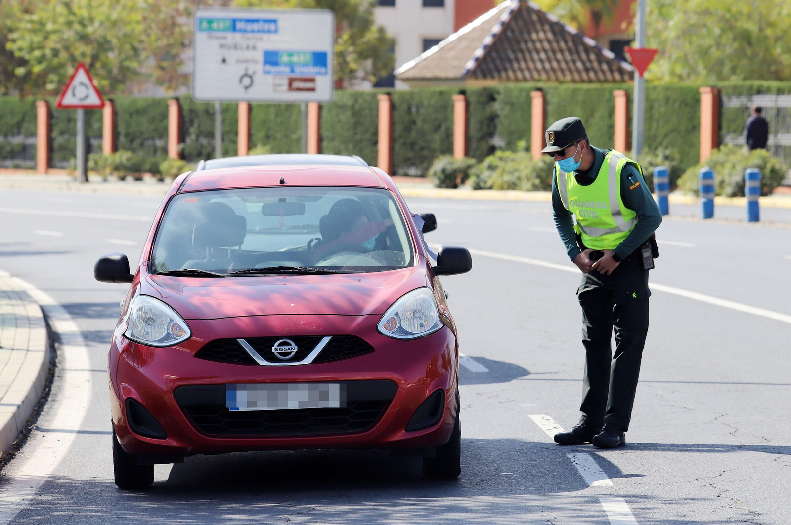 Imágenes de la Guardia Civil haciendo controles en Corrales para hacer cumplir el confinamiento