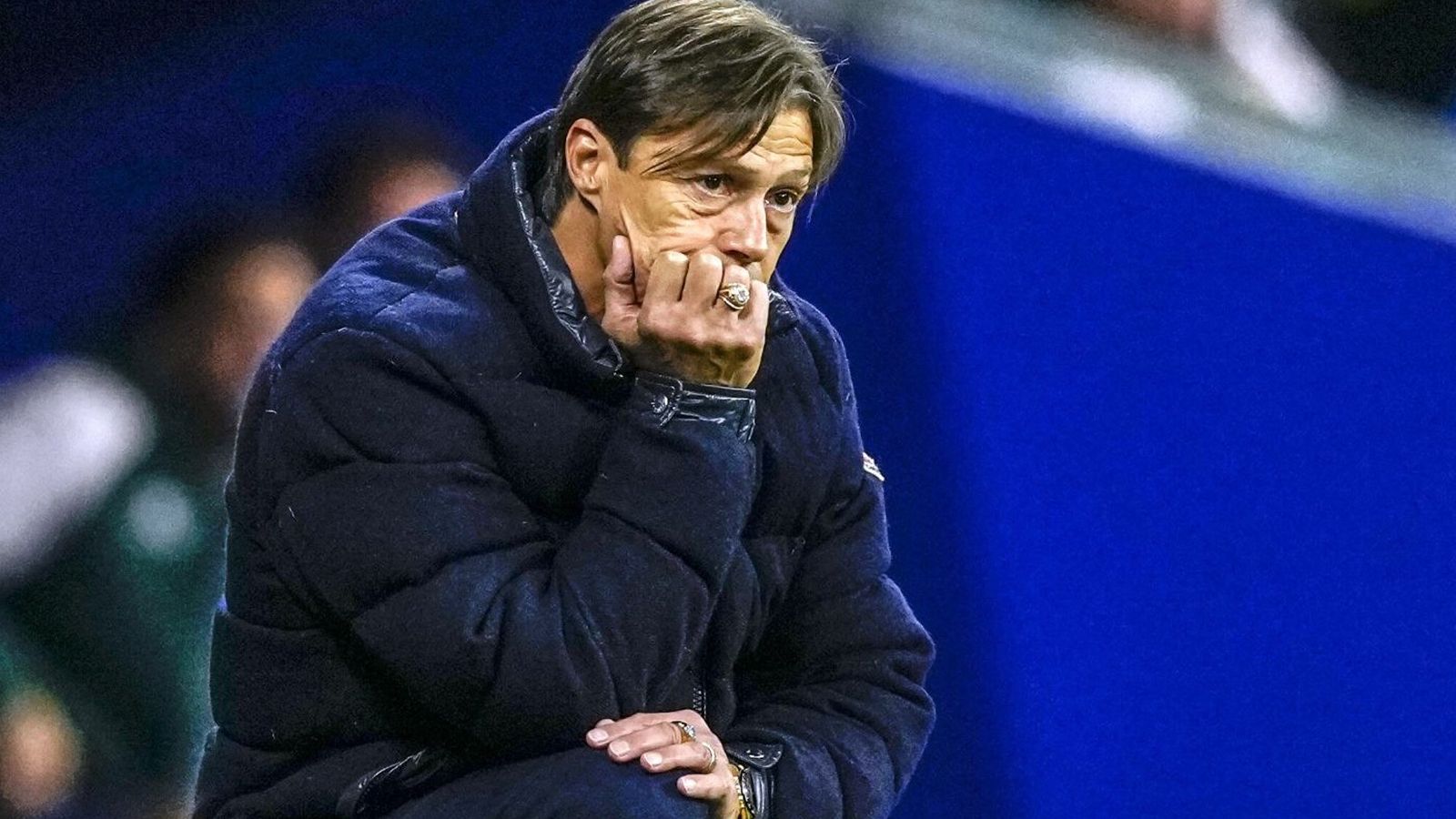 Matías Almeyda, pensativo en la banda durante un partido del Sevilla.