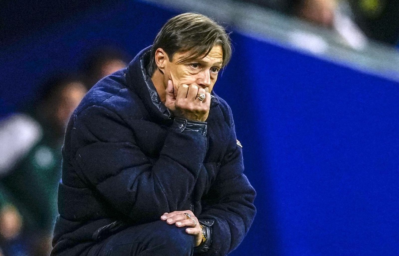 Matías Almeyda, pensativo en la banda durante un partido del Sevilla.