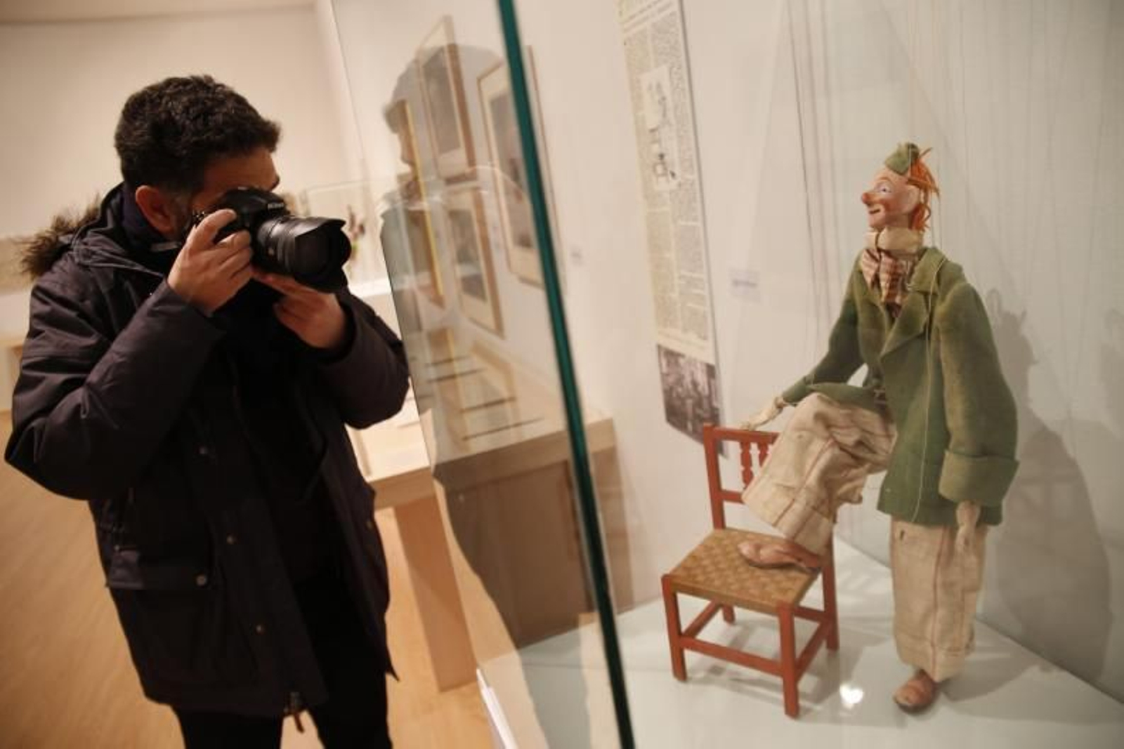 1. Busto de Hermenegildo Lanz hecho por él mismo. 2. Un fotógrafo toma una instantánea del payaso Totolín durante la inauguración de la muestra. 3. Retratos del artista hechos por Manuel Ángeles Ortiz y de la Serna. 4. Varios de sus títeres creados en la época más oscura y aciaga de su vida, cuyo reflejo se ve en las caras de las marionetas.