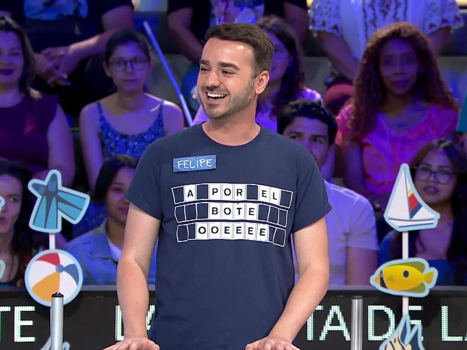Felipe, el concursante de 'La ruleta de la suerte', que ha sorprendido con una original camiseta inspirada en el concurso.