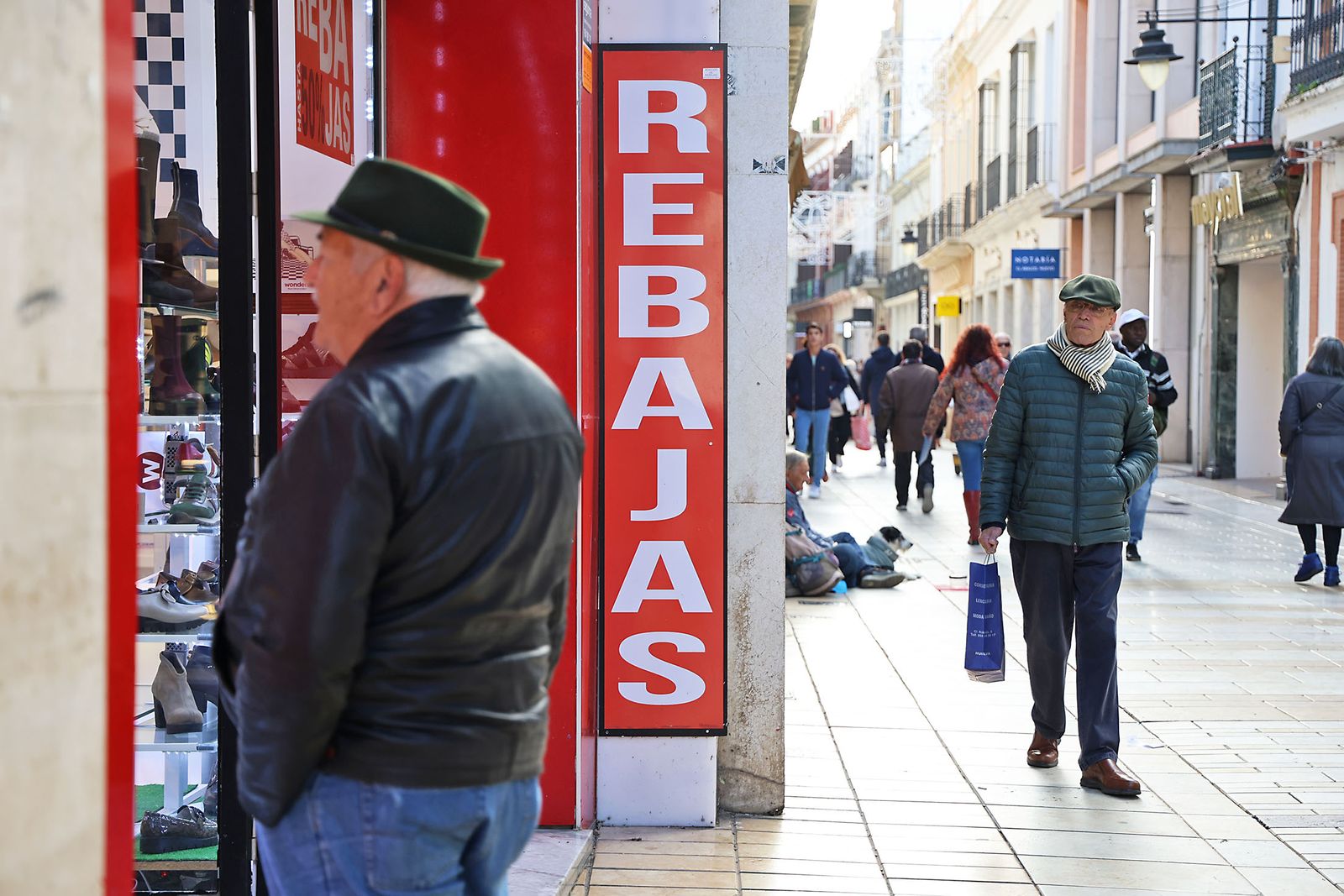 Imágenes del comienzo de las rebajas en Huelva