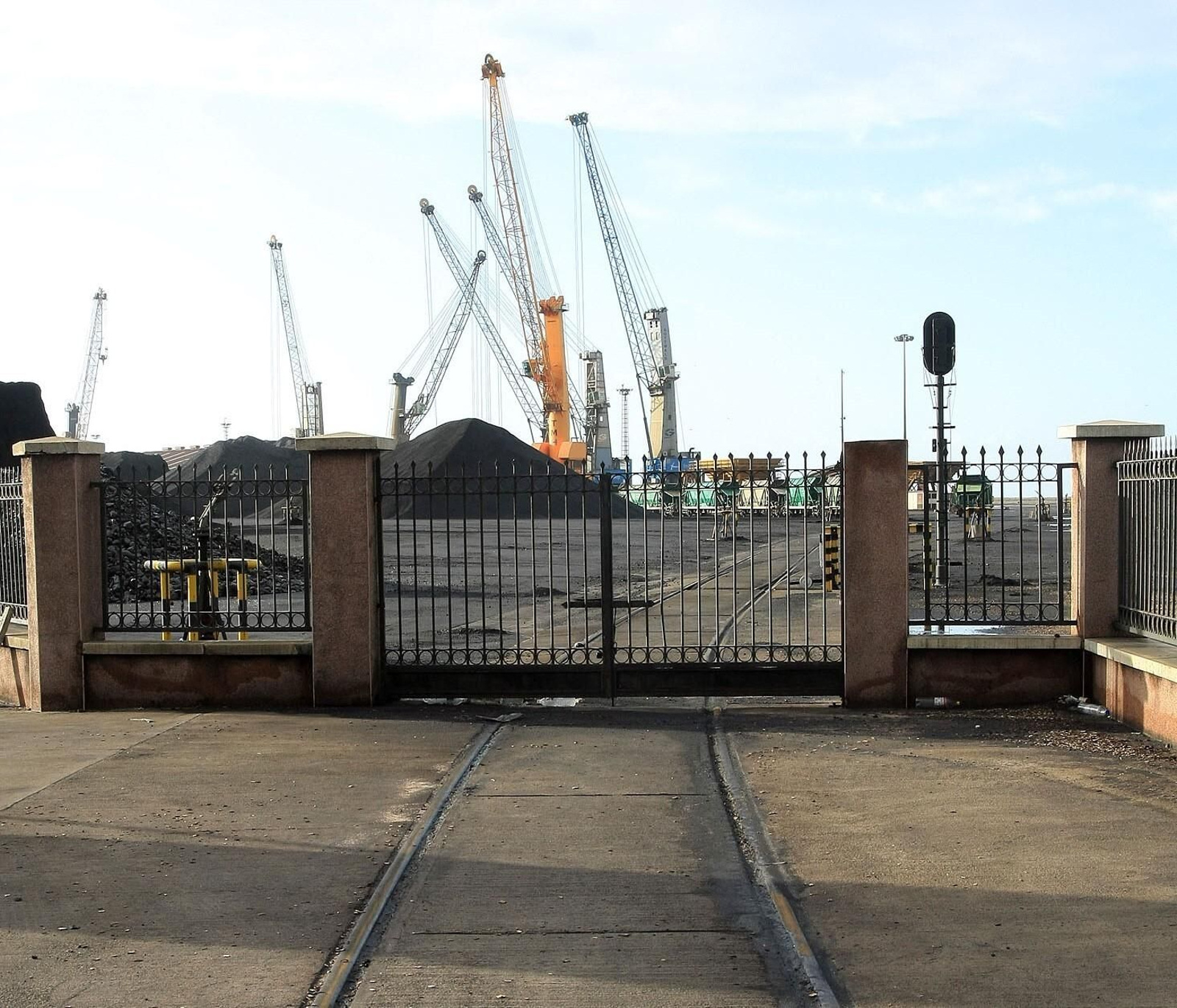 Puerta de entrada para los trenes de mercancías a un Puerto español. Puerta de entrada para los trenes de mercancías a un Puerto español.