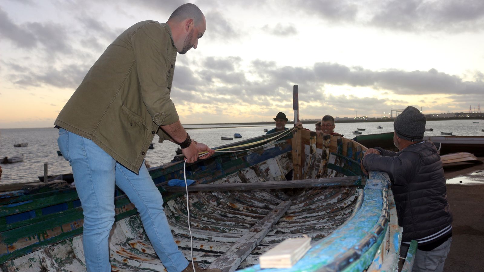 Nicolás Muñoz realiza mediciones de la embarcación