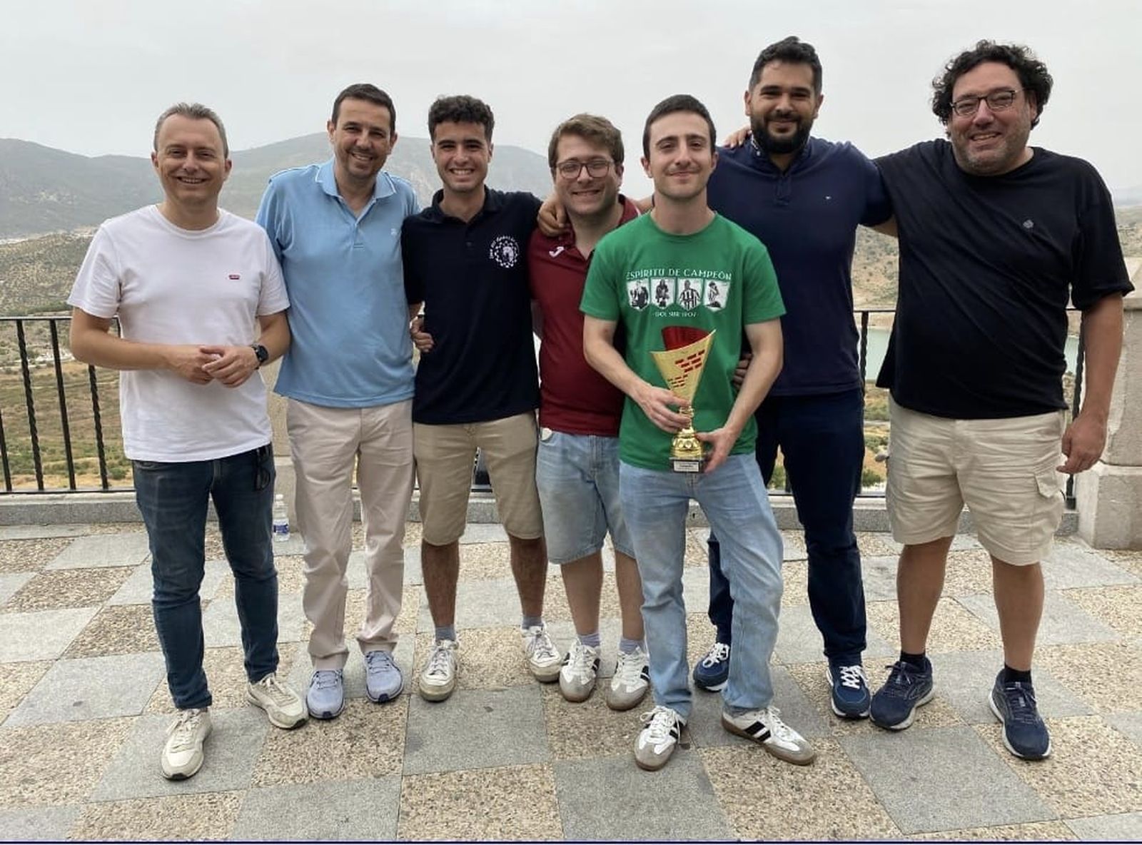 Los integrantes del CAS Hispalimpia, los cinco de la derecha junto al alcalde de Zahara, Santiago Galván, y Daniel Escobar, organizador del torneo.