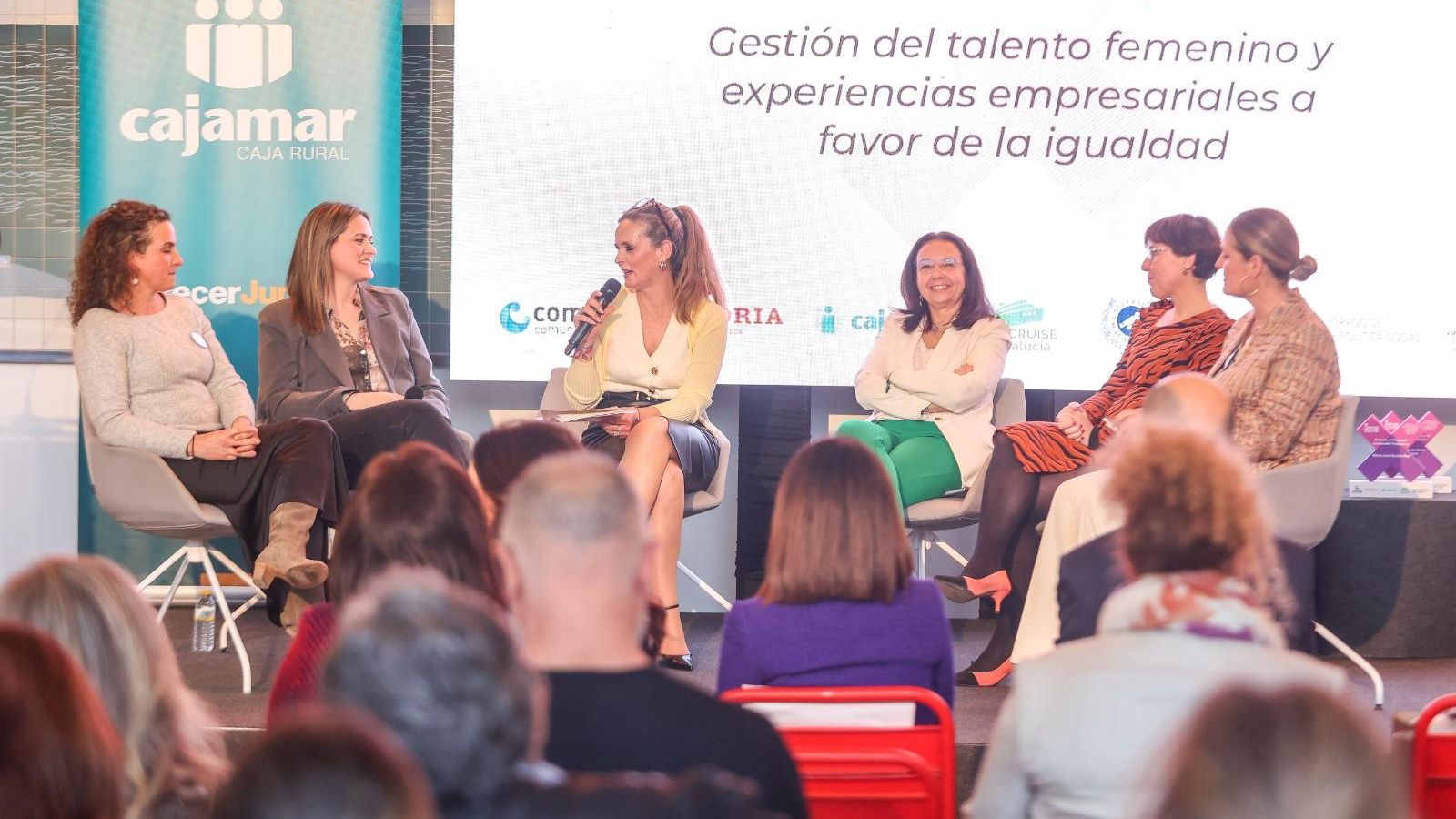Fotografía de la Mesa Redonda Gestión del talento femenino y experiencias empresariales a favor de la igualdad. Fotografía de la Mesa Redonda Gestión del talento femenino y experiencias empresariales a favor de la igualdad.