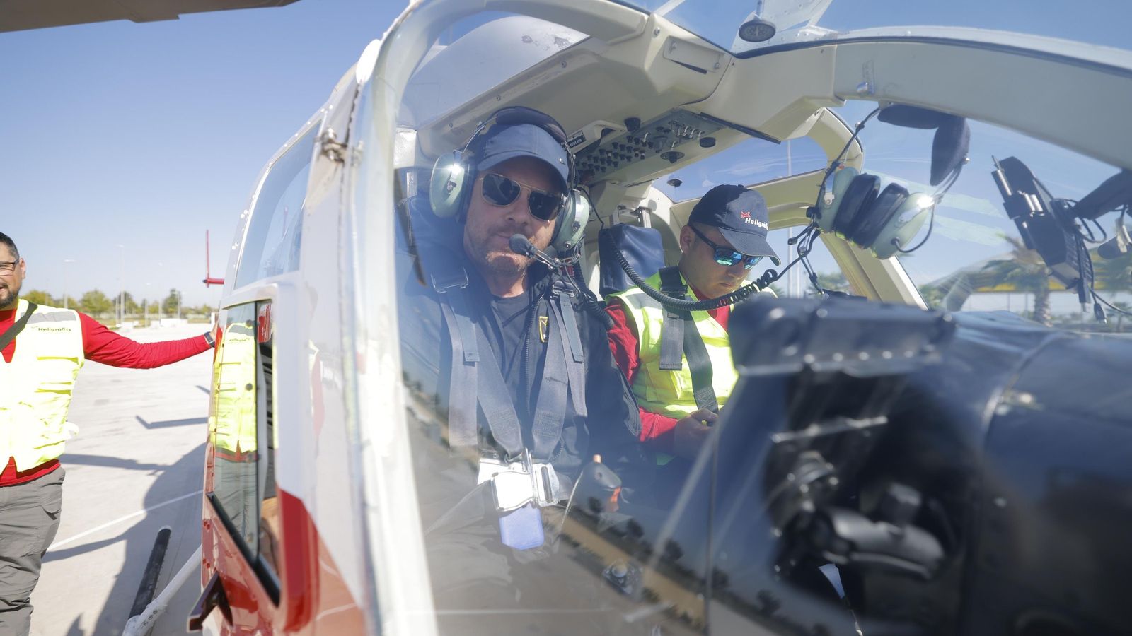 El piloto Pascual Oliva y el técnico de Endesa que le ha acompañado en el vuelo.
