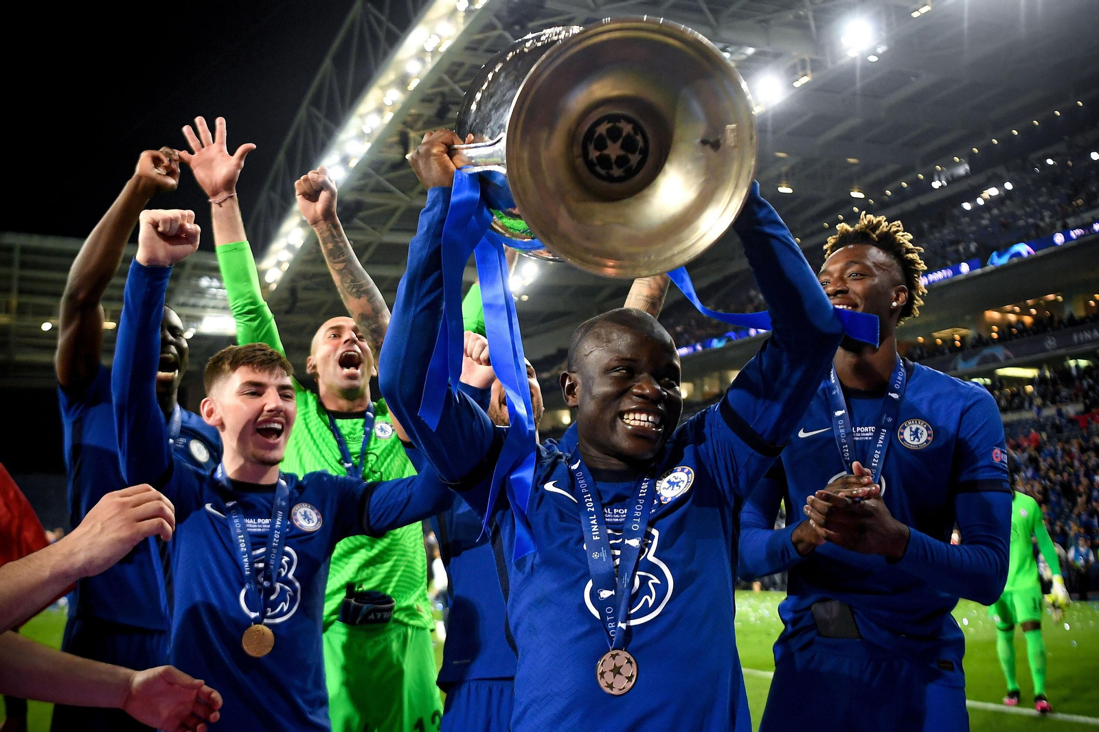 Kante levanta la copa de campeones.