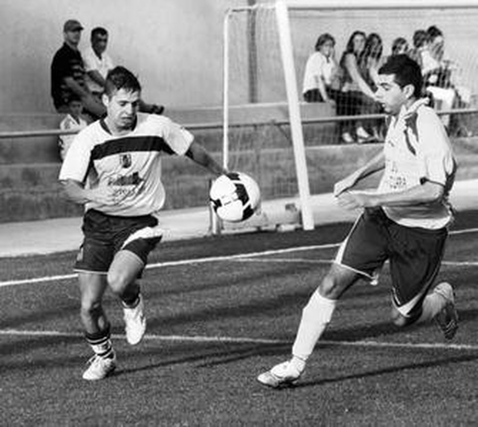 Jugadores del Castellar y el Conil B luchan por el balón.