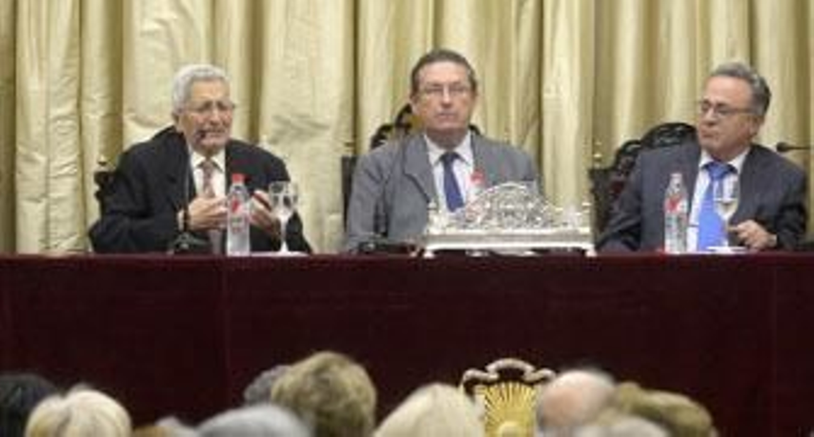 De izquierda a derecha, José Luis Comellas, Miguel Cruz Giráldez y Juan Ortiz Villalba, en el Ateneo. / Manuel Gómez