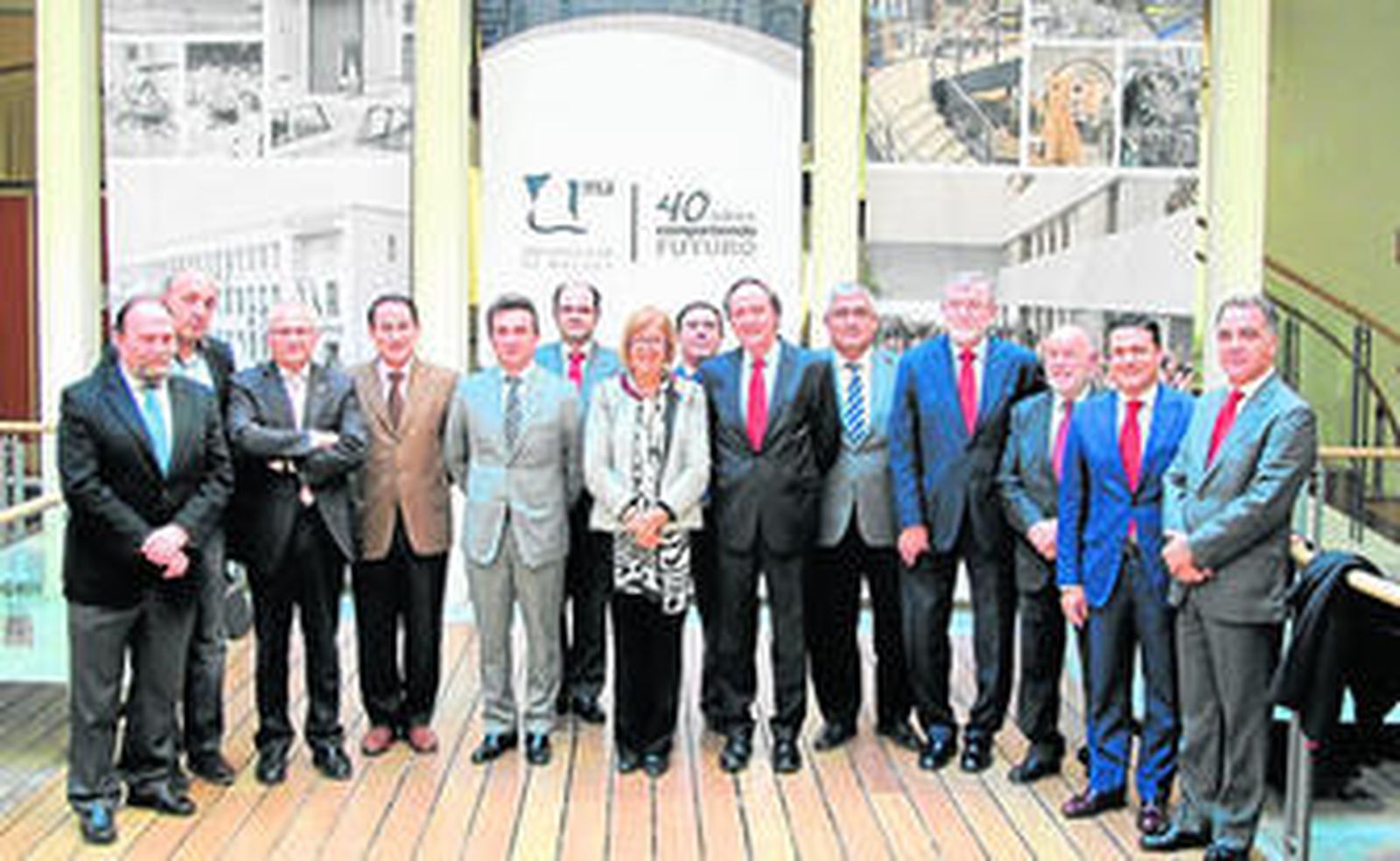 Rectores de las universidades andaluzas, representantes del Banco Santander y del tejido empresarial malagueño, ayer, en el Rectorado de la UMA.