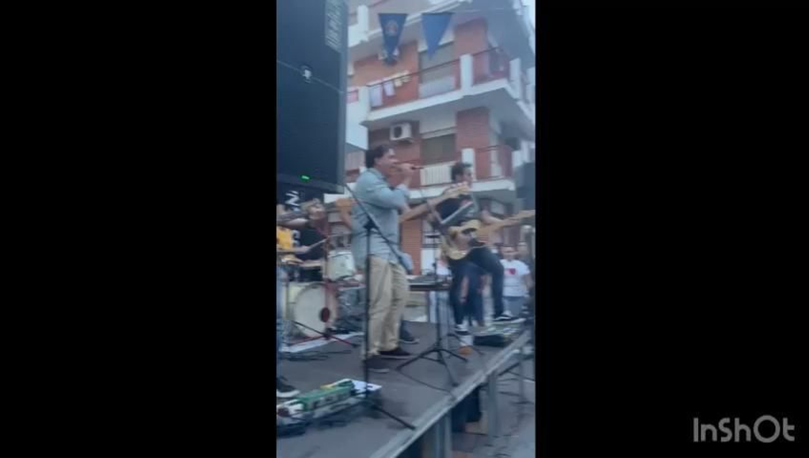 El alcalde de Punta Umbría sube al escenario para cantar una canción de Loquillo