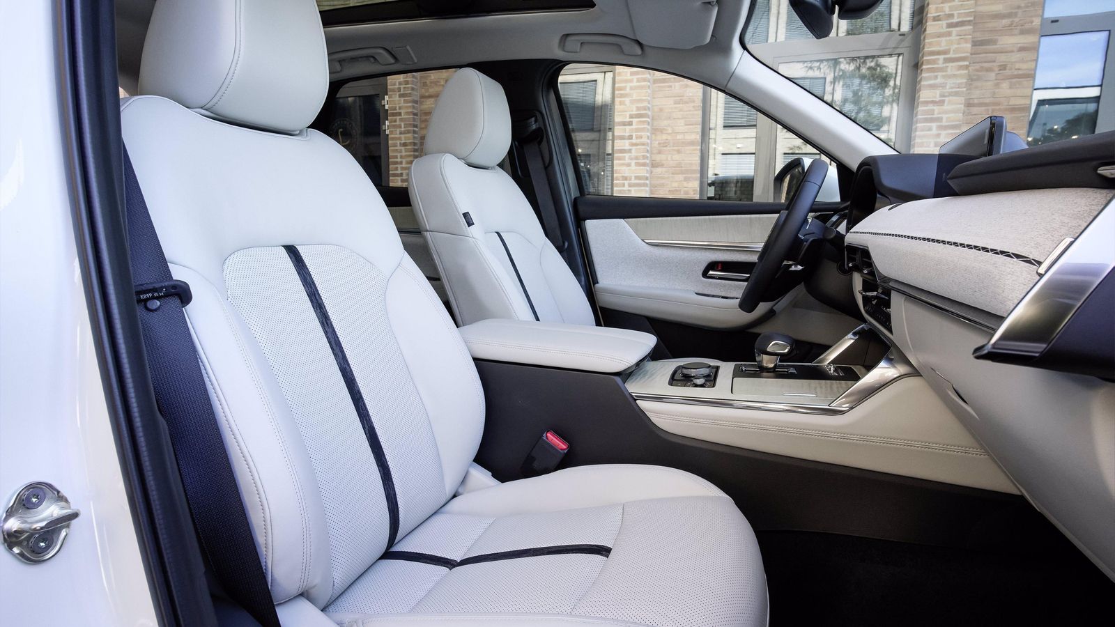 El CX-60 tiene un sistema que, automáticamente, determina las regulaciones del puesto de conducción en función de cada conductor. A éste sólo le quedarán, tras su intervención, hacer los ajustes finos. Permite memorizar a varios conductores.