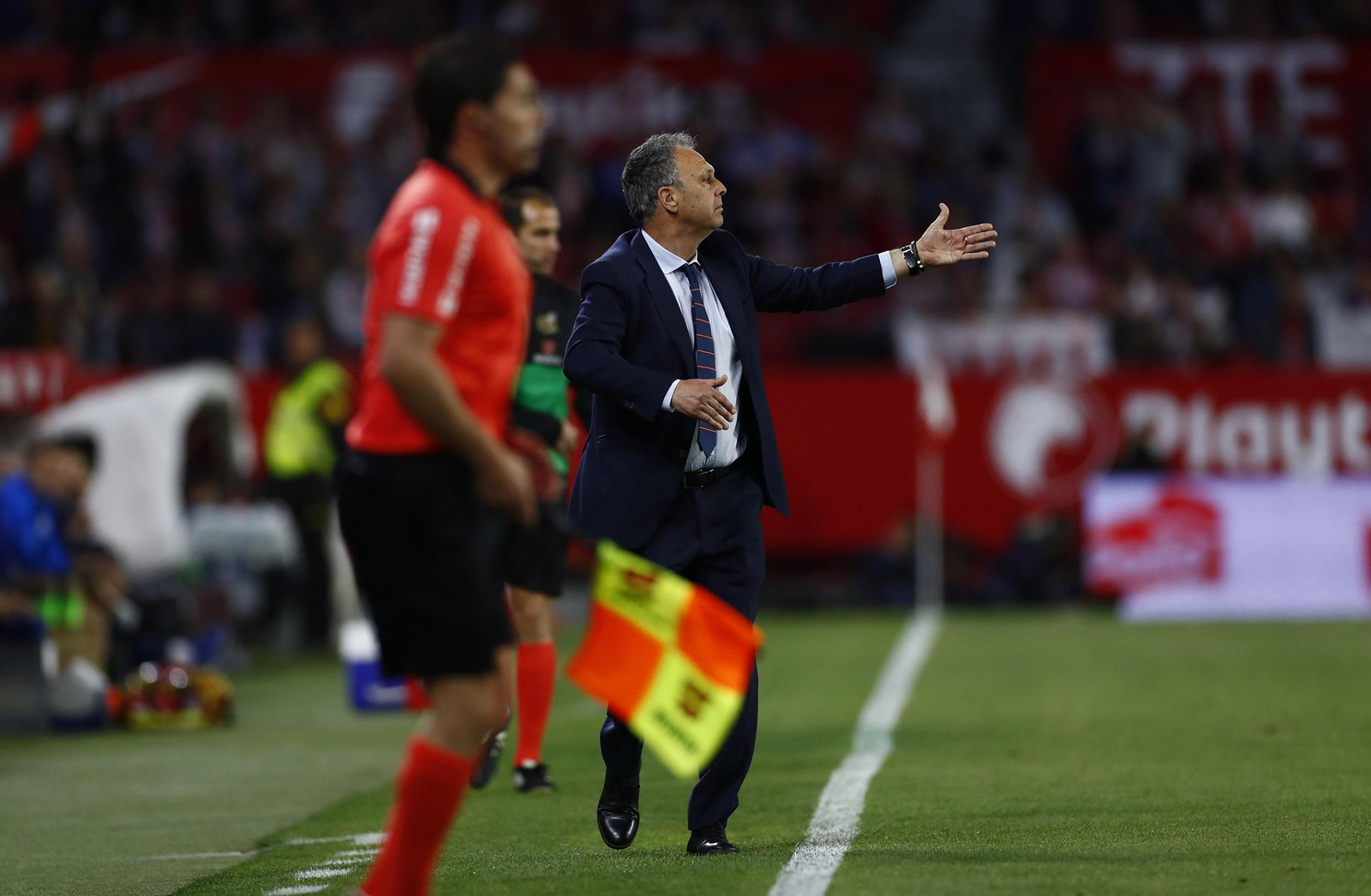 Joaquín Caparrós, muy gesticulante, durante el amistoso con el Schalke 04.