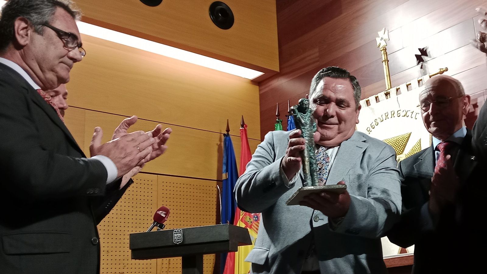 Manuel Infante Pino 'el Negro' recibe la estatuilla que simboliza al Cargador Distinguido en San Fernando