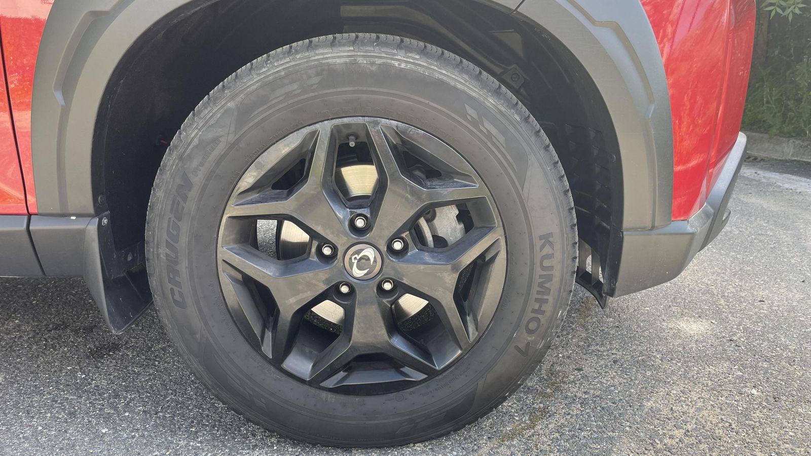 Los neumáticos de serie, unos Kumho Crugen Premium, no tienen la consideración de M+S. De disponer de esa cualidad, podría aún mejorarse su adherencia en situaciones de firme poco adherente. Los neumáticos de serie, unos Kumho Crugen Premium, no tienen la consideración de M+S. De disponer de esa cualidad, podría aún mejorarse su adherencia en situaciones de firme poco adherente.