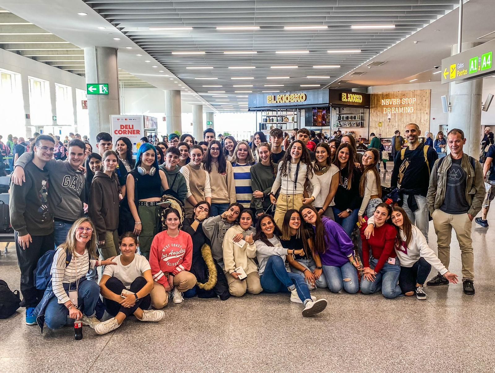 Los estudiantes del IES Juan Lara, en el aeropuerto.