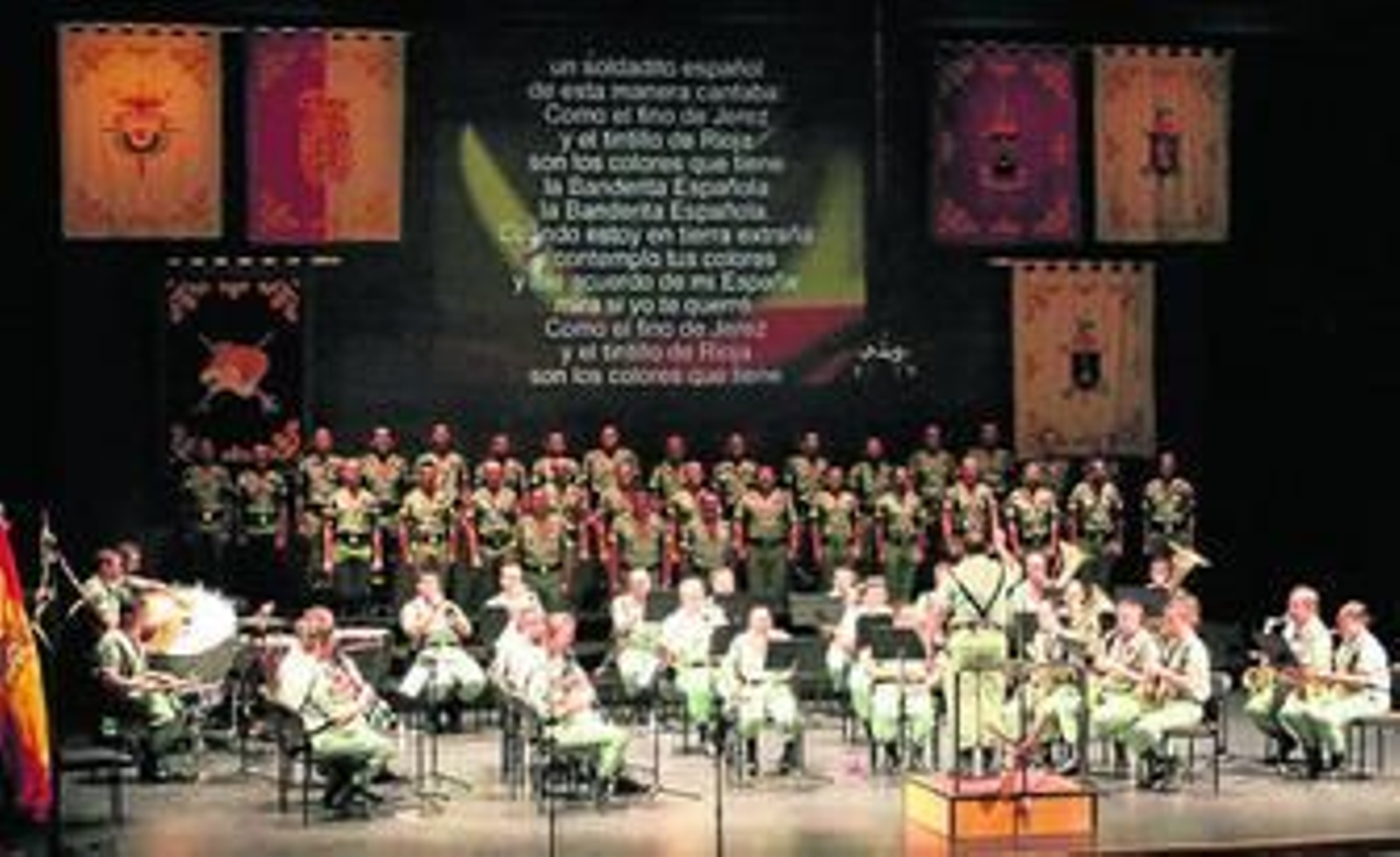 El subteniente Carrión dirigió la Unidad de Música y el Coro de la Brigada de La Legión 'Rey Alfonso XIII'.