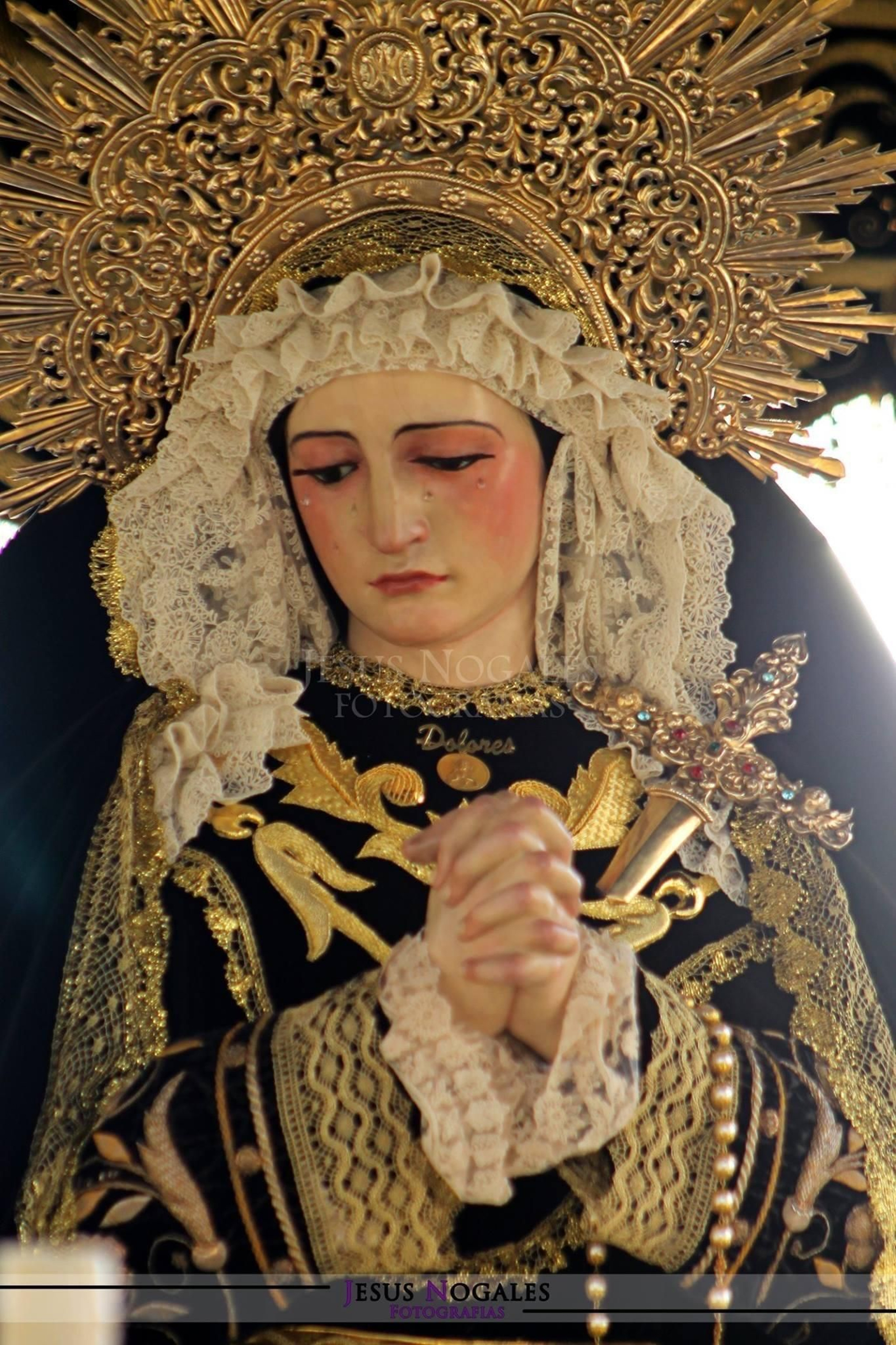La portentosa Virgen de los Dolores, con sus manos entrelazadas.