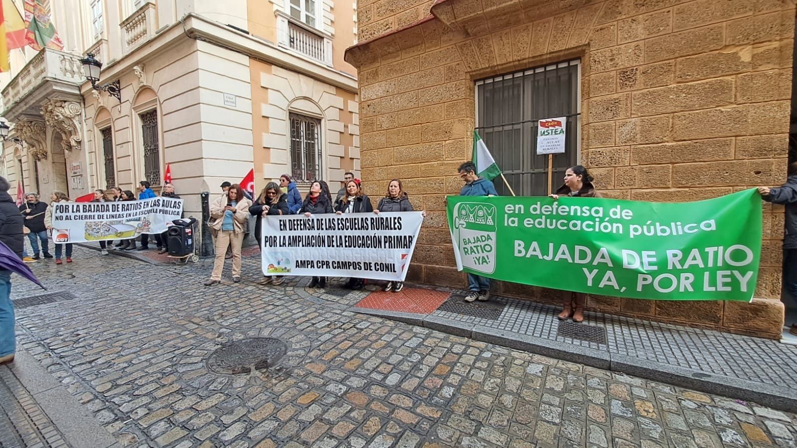 Los padres, representantes políticos y sindicales, trasladaron sus necesidades a la Delegación Provincial de Educación.