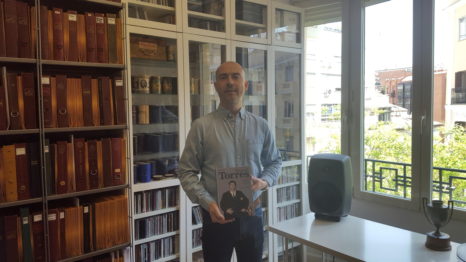 Carlos Martín Ballester muestra el libro que presentará en el Cante Grande.