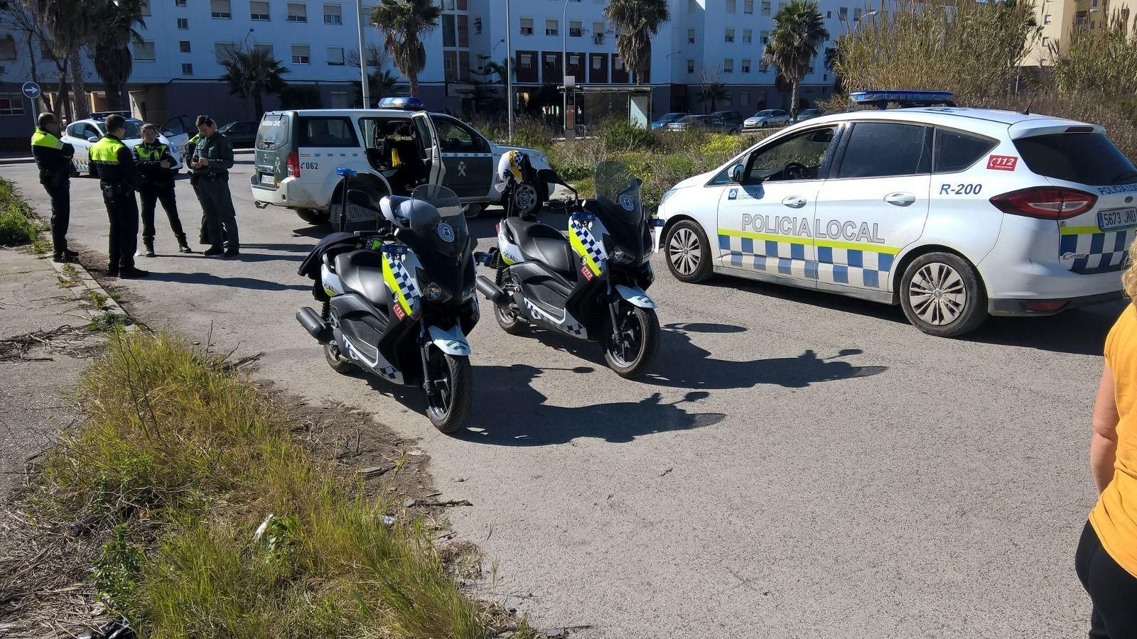Agentes de la Policía Local y del Seprona que intervinieron en la captura del mono.