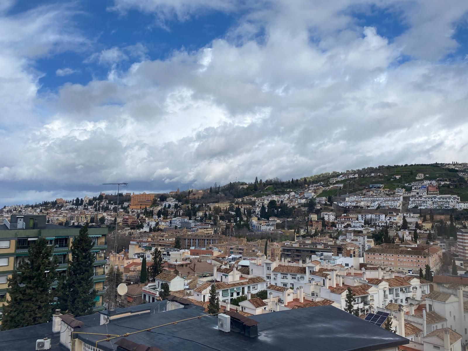Un anticiclón delvolverá el azul al cielo granadino a partir de mañana sábado.
