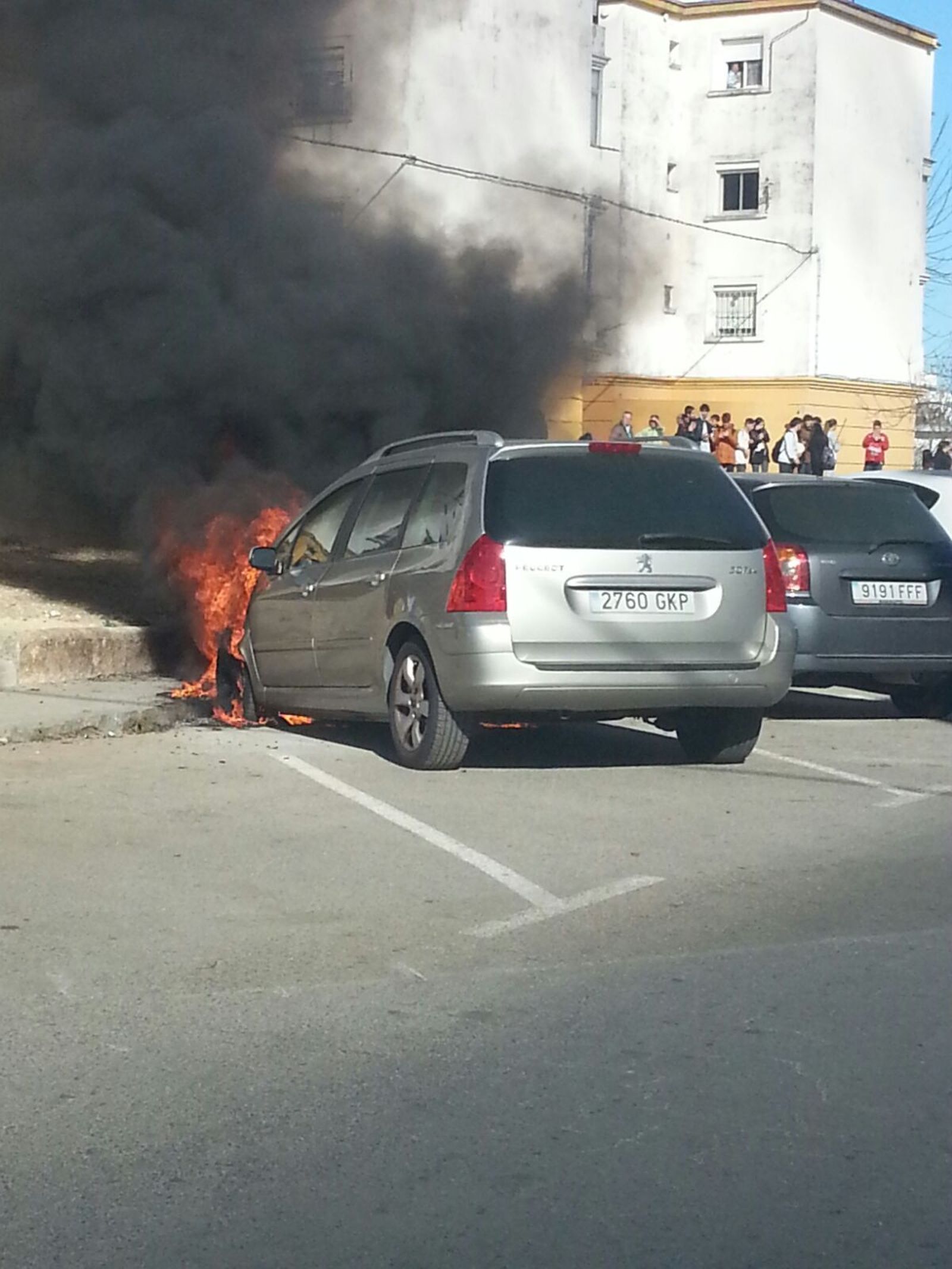 Arden dos coches en la barriada del Carmen
