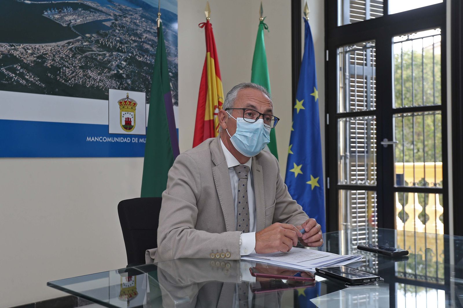 Juan Lozano, en su despacho, durante la entrevista.