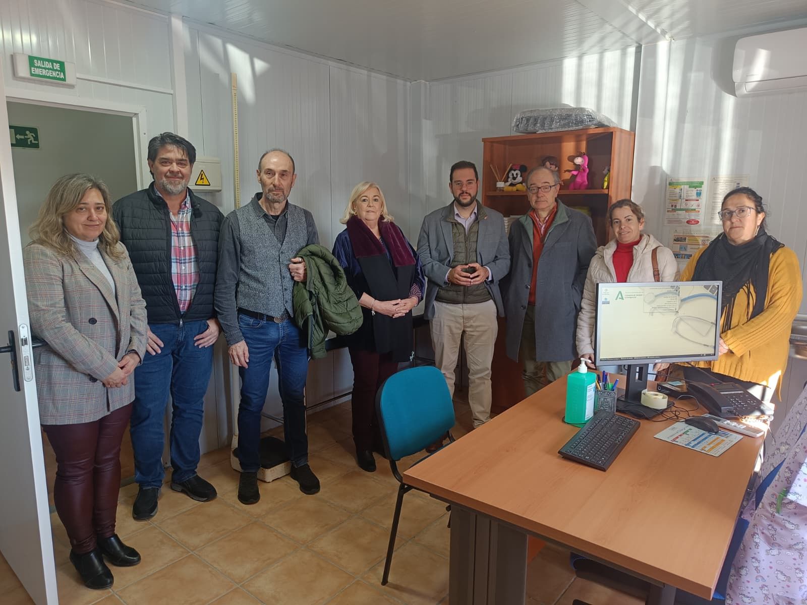 La delegada territorial de Sanidad, Manuela Caro, visitando los trabajos en el consultorio del municipio de Beas.