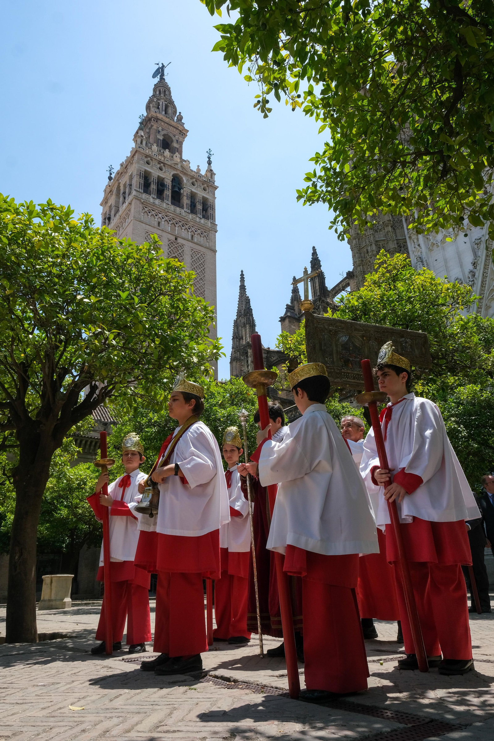 Sacramental del Sagrario. Procesión claustral de su Divina Majestad por el patio de los naranjos