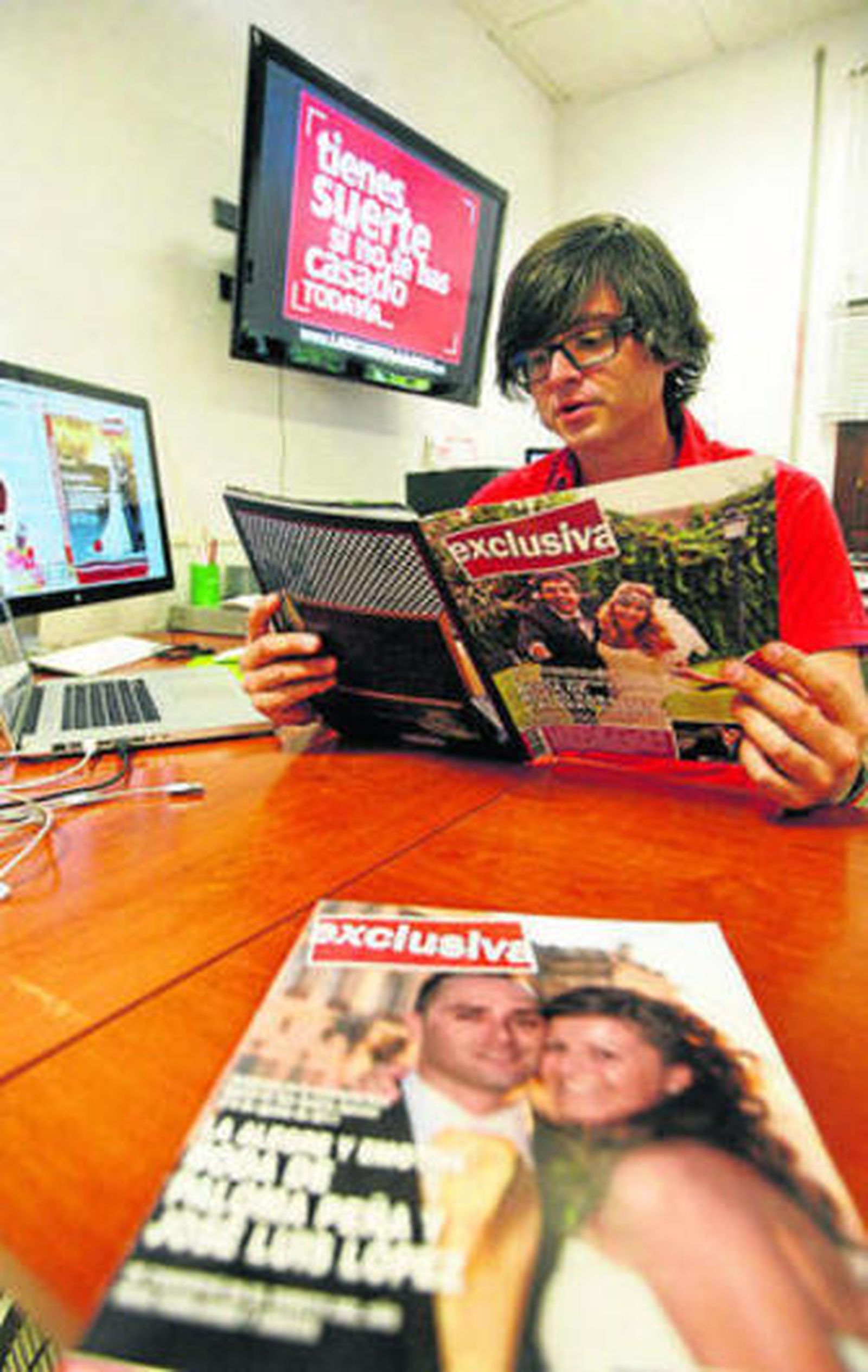 David Pérez observa uno de los ejemplares.
