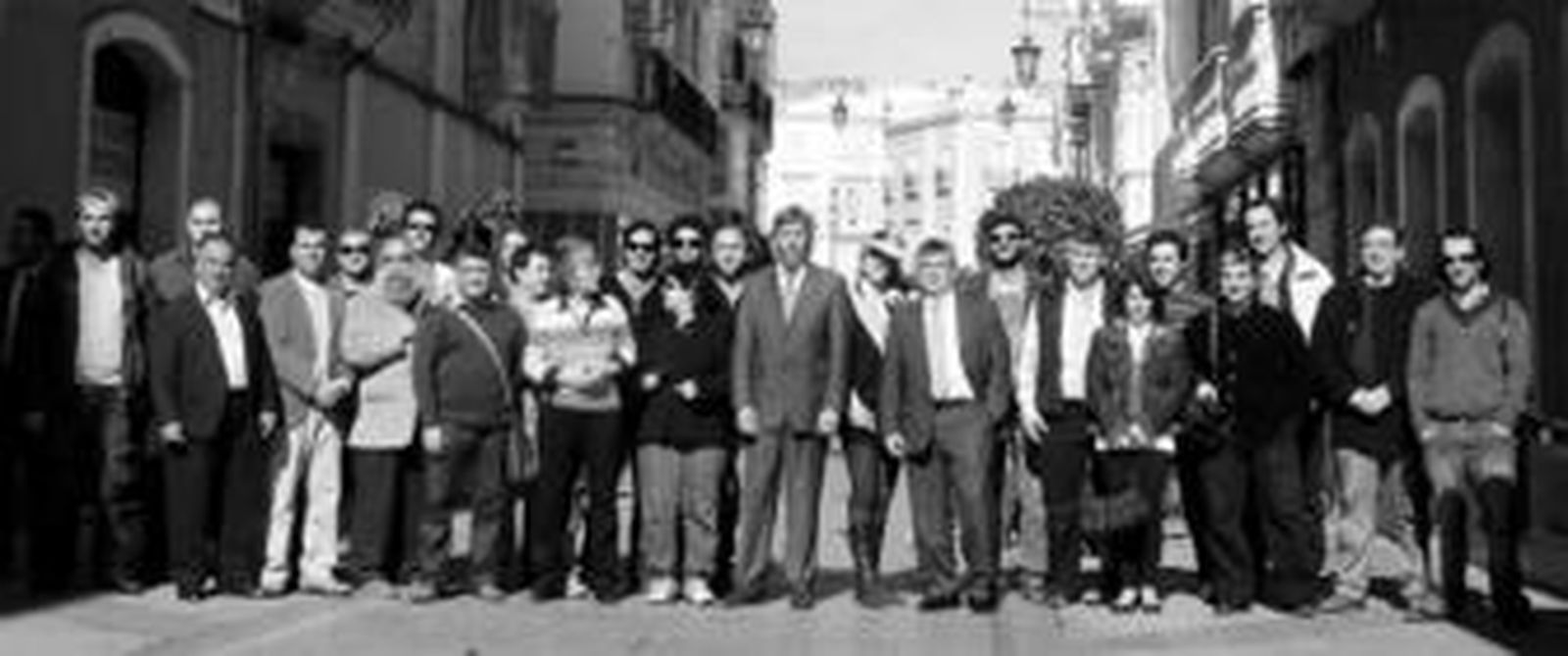 Miembros y junta directiva de la REC, en la calle Ancha tras su presentación en la Asociación de la Prensa.