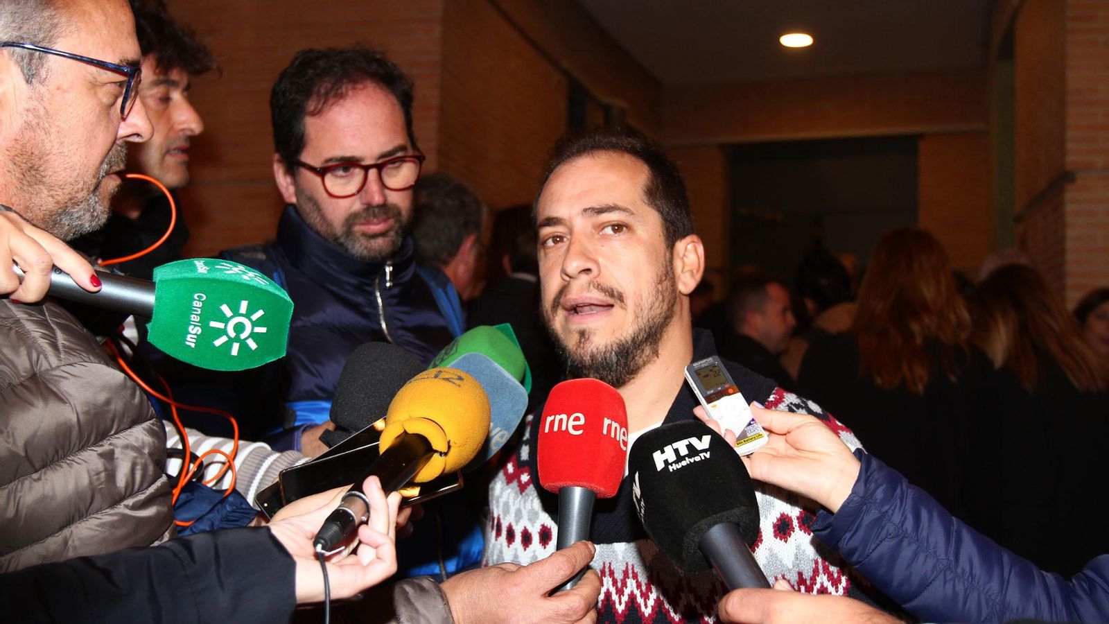 El Langui atiende a los medios antes de dar la conferencia