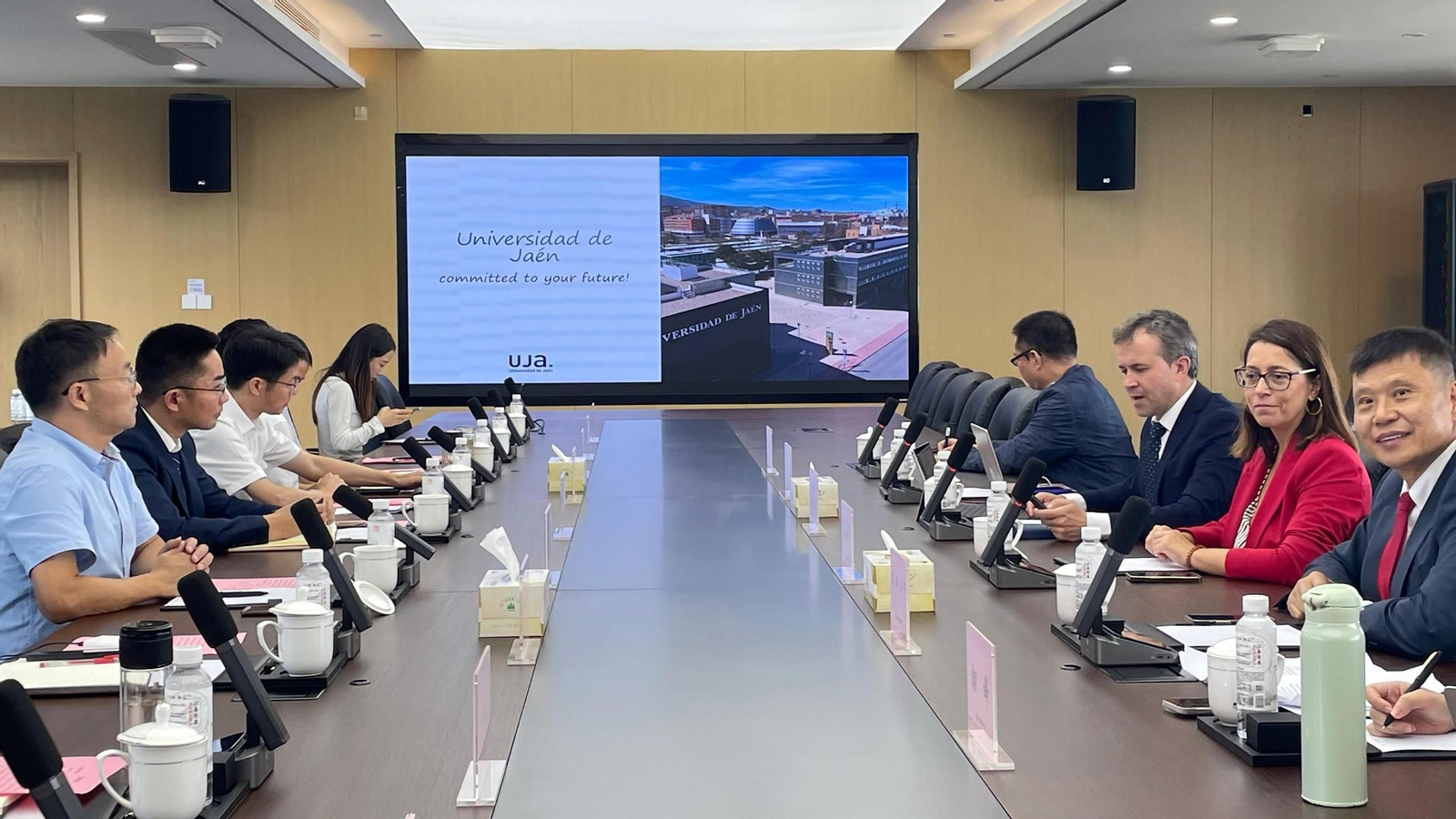 Julio Millán y África Colomo durante la reunión con empresarios chinos.