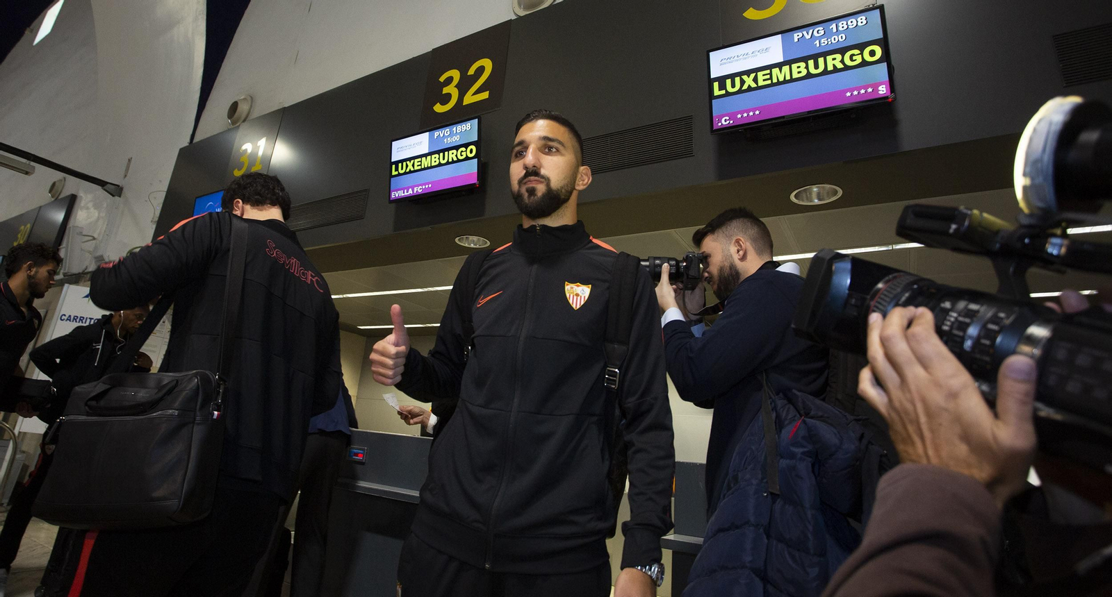 Dabbur posa para la prensa antes de embarcar hacia Luxemburgo.