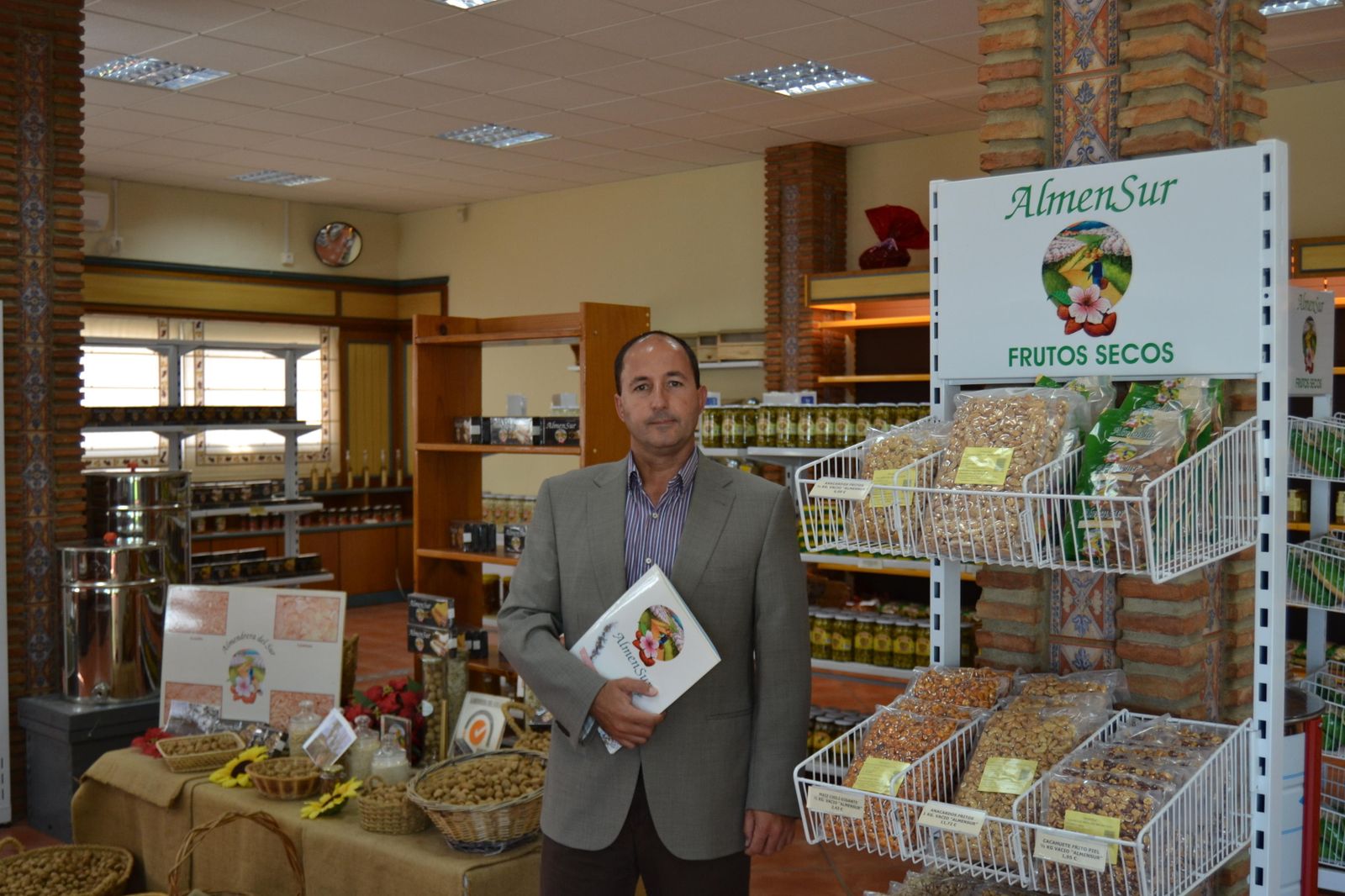 Juan Carlos Gallego anuncia que la cooperativa va a incorporar un sistema de selección de los frutos por láser.