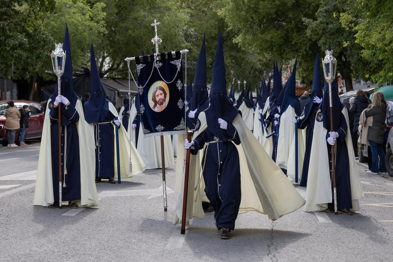 La temida lluvia impide el desarrollo normal de este Martes Santo