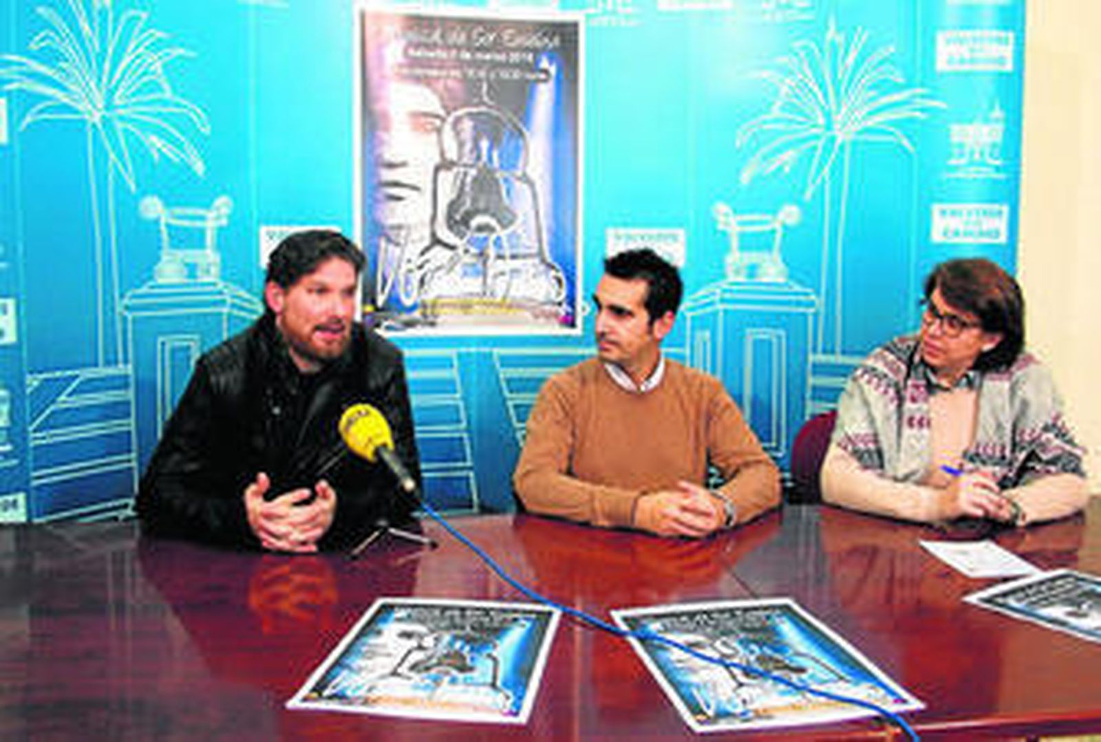 El padre Servando, el concejal de Cultura, Juan Alcaría, y la directora del musical, Mati Valero.