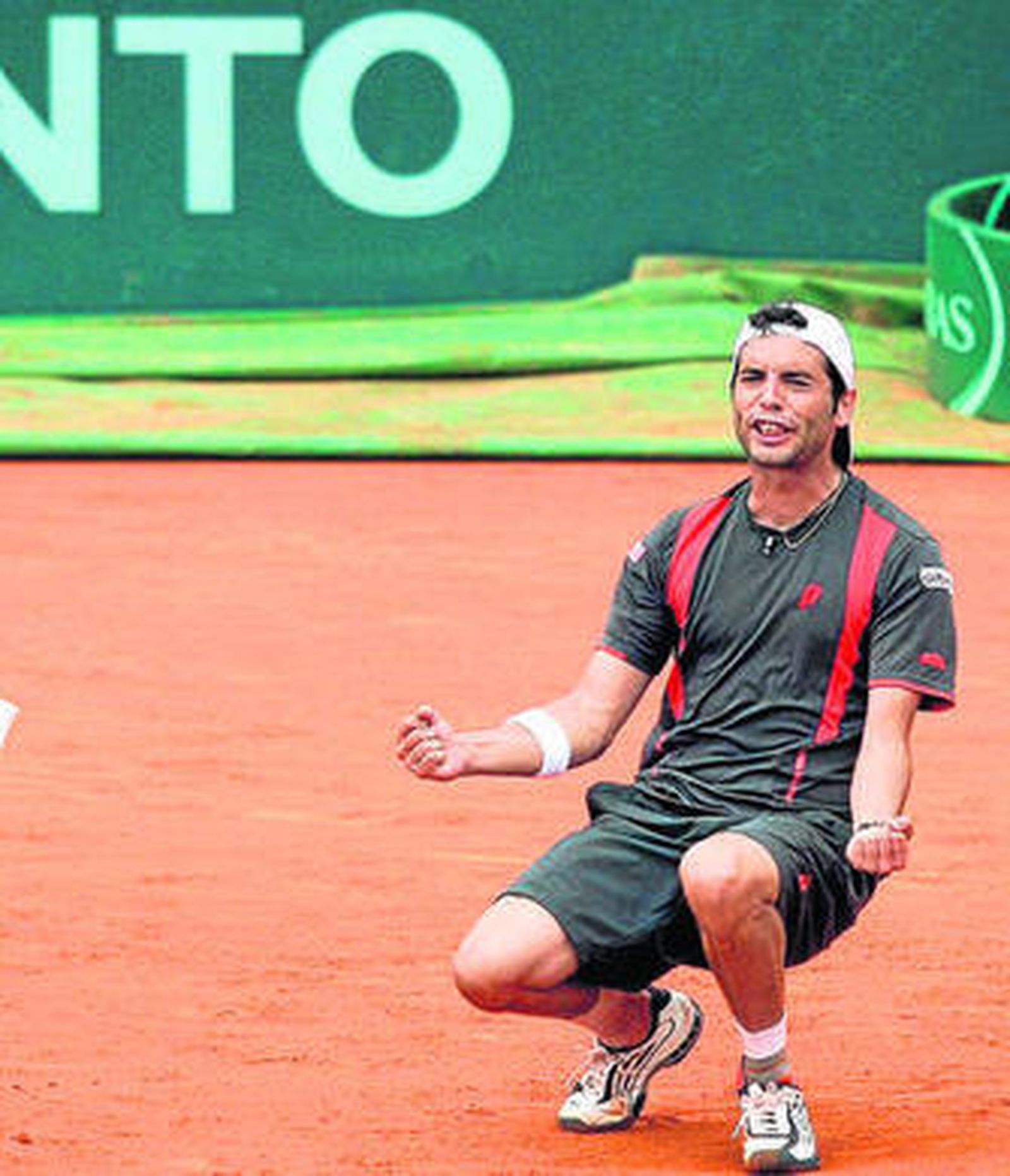 Montañés celebra la consecución del título.