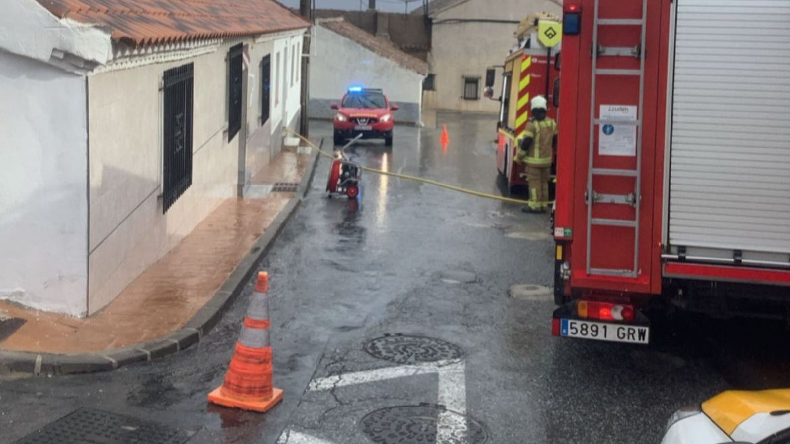 Los Bomberos trabajan en la vivienda afectada