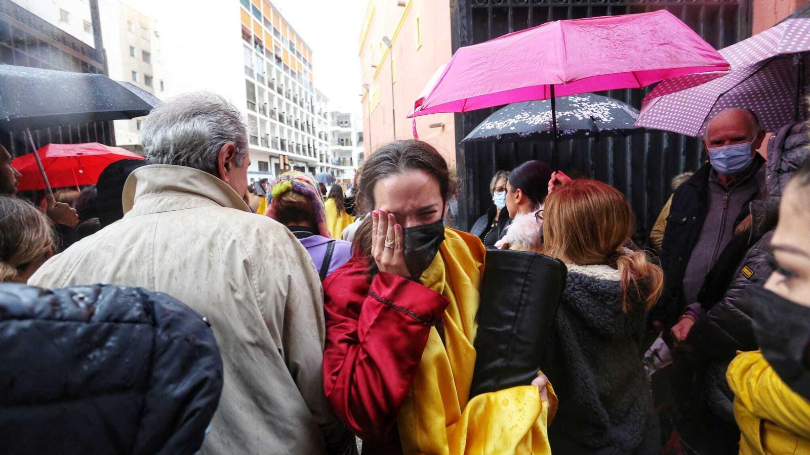 Nazarenos de Jesús del Rescate, lloran al conocer la noticia de la suspensión de la salida procesional
