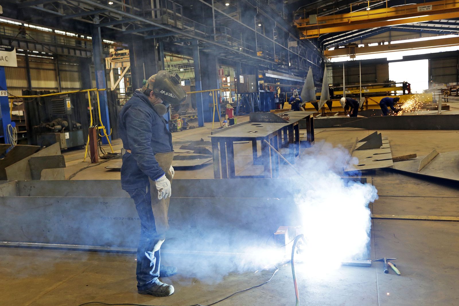 Un operario en uno de los talleres de Navantia Puerto Real.