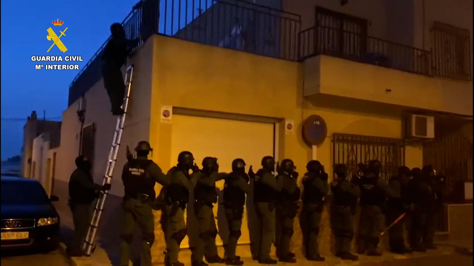 Los agentes acceden al domicilio de los detenidos.